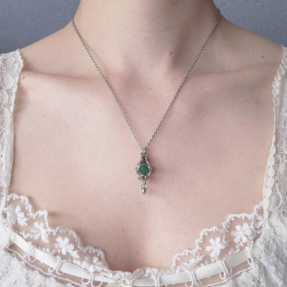 Antique classic vintage style green pearl necklace with a small silver chain - Picture 2 of 8